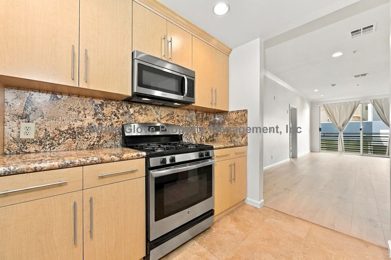 3947 Carpenter Ave - Photo 6 of 17