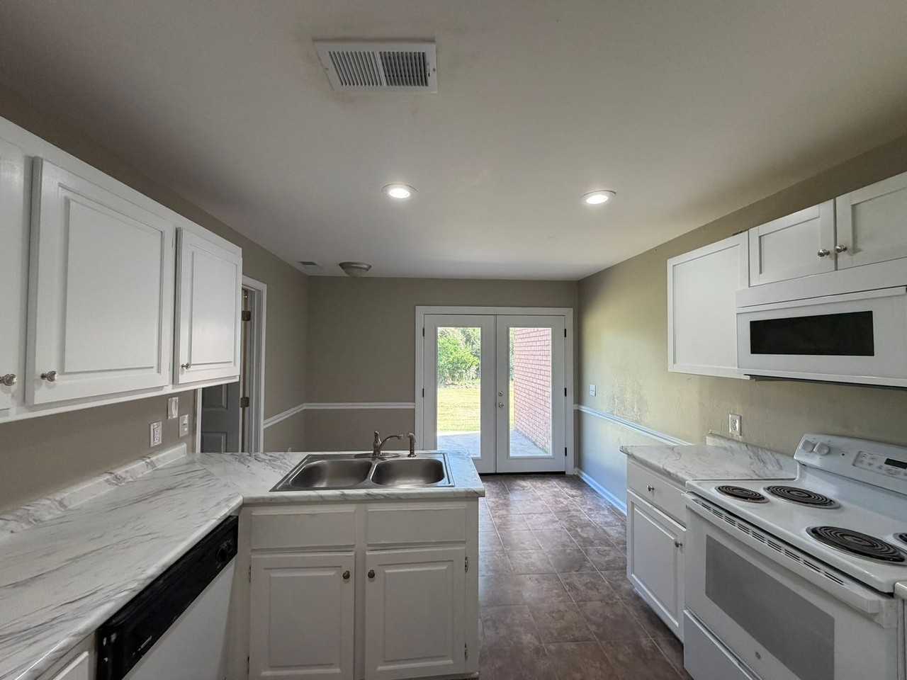 900 Stephen Dr #9 - Photo 2 of 15