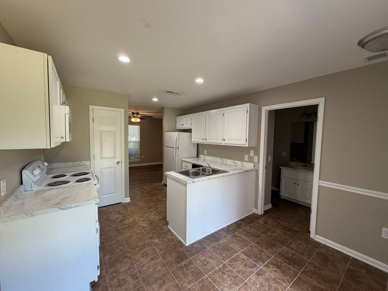 900 Stephen Dr #9 - Photo 3 of 15