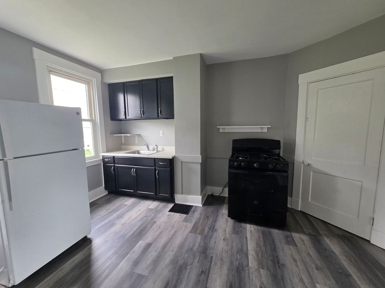 2109 Harbor St - Photo 3 of 10