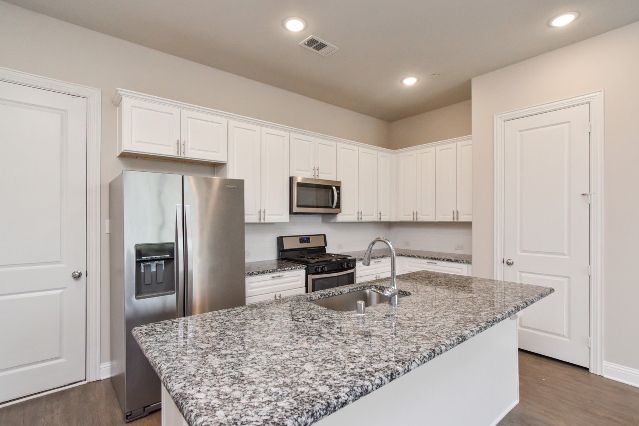 8039 Snowmass Dr - Photo 3 of 22