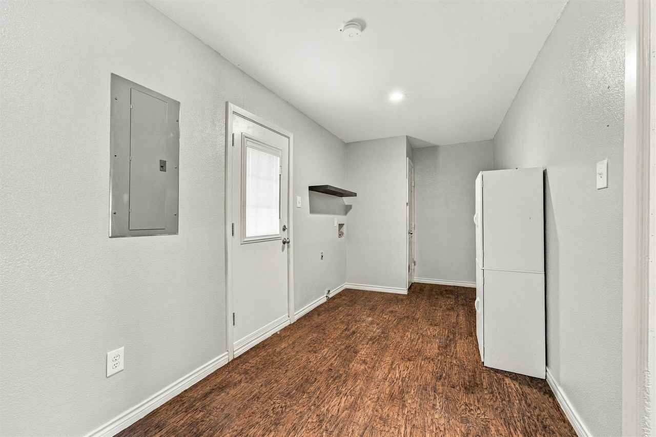208 N Hickory St - Photo 4 of 18