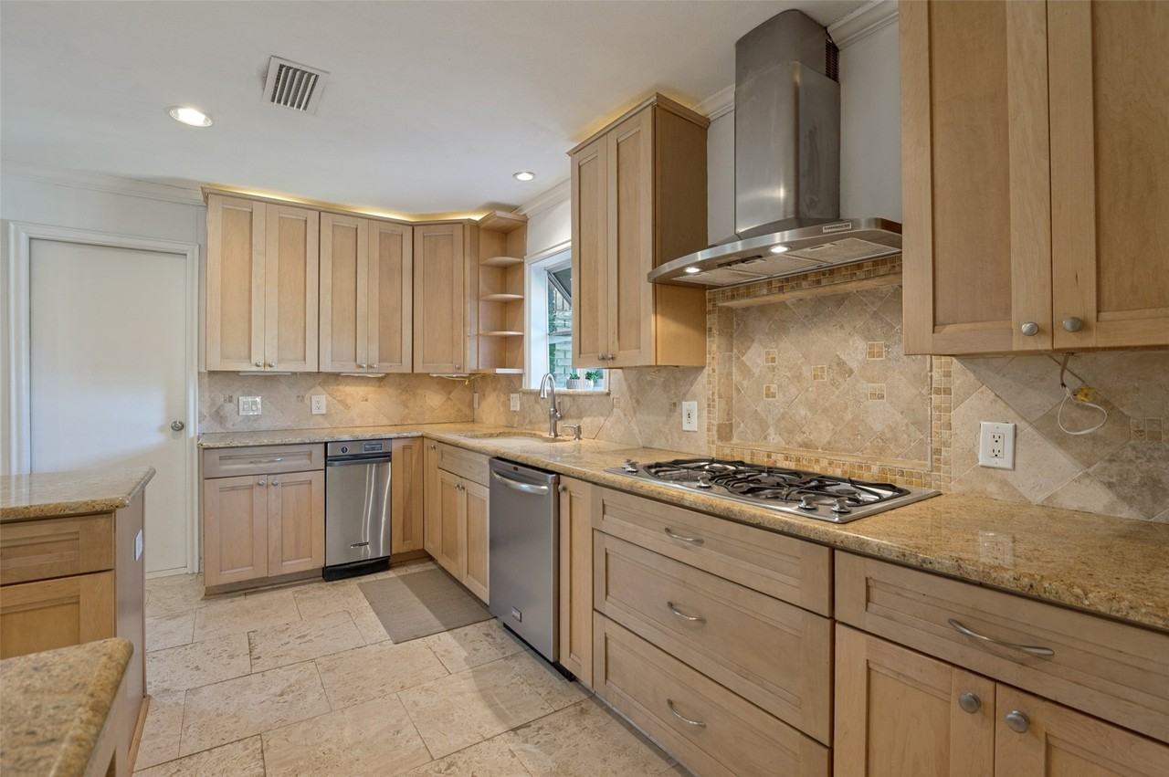 3866 Medallion Ln - Photo 5 of 20