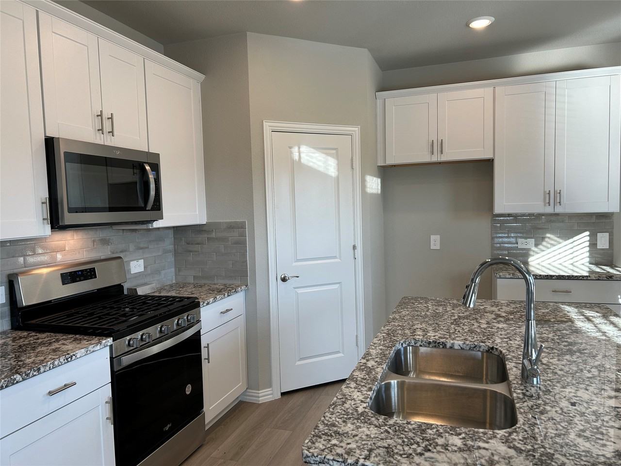 4800 Everly Ct - Photo 4 of 10