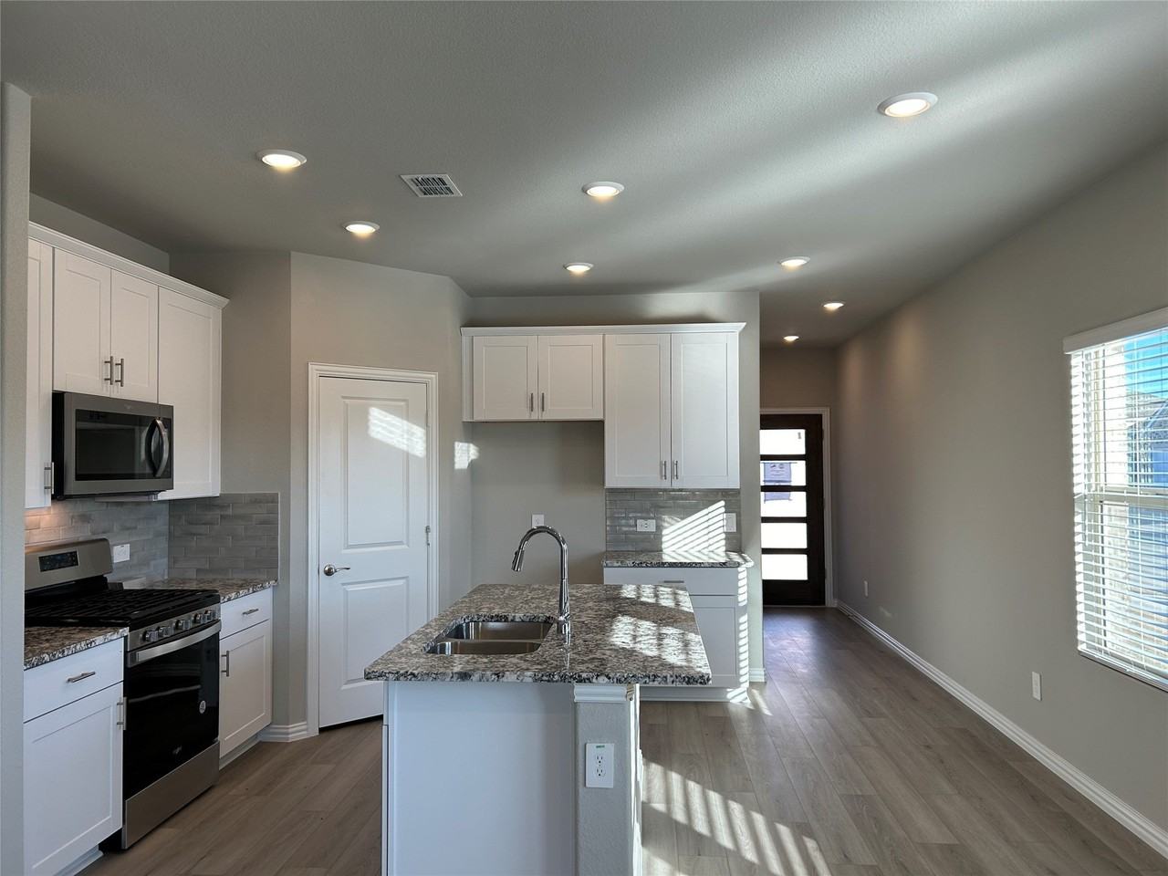 4800 Everly Ct - Photo 5 of 10