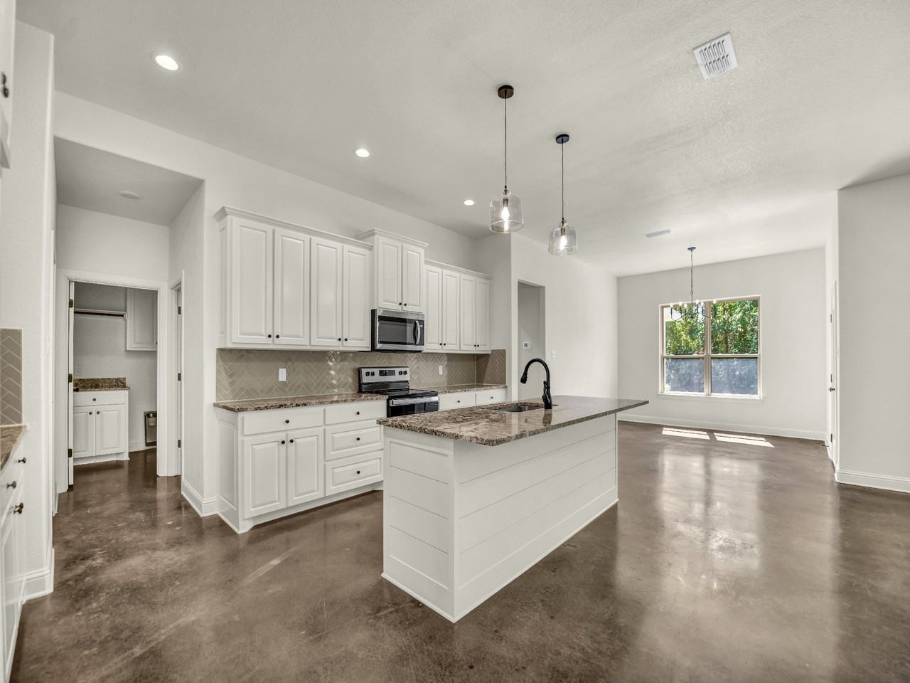 183 Graystone Dr - Photo 3 of 37
