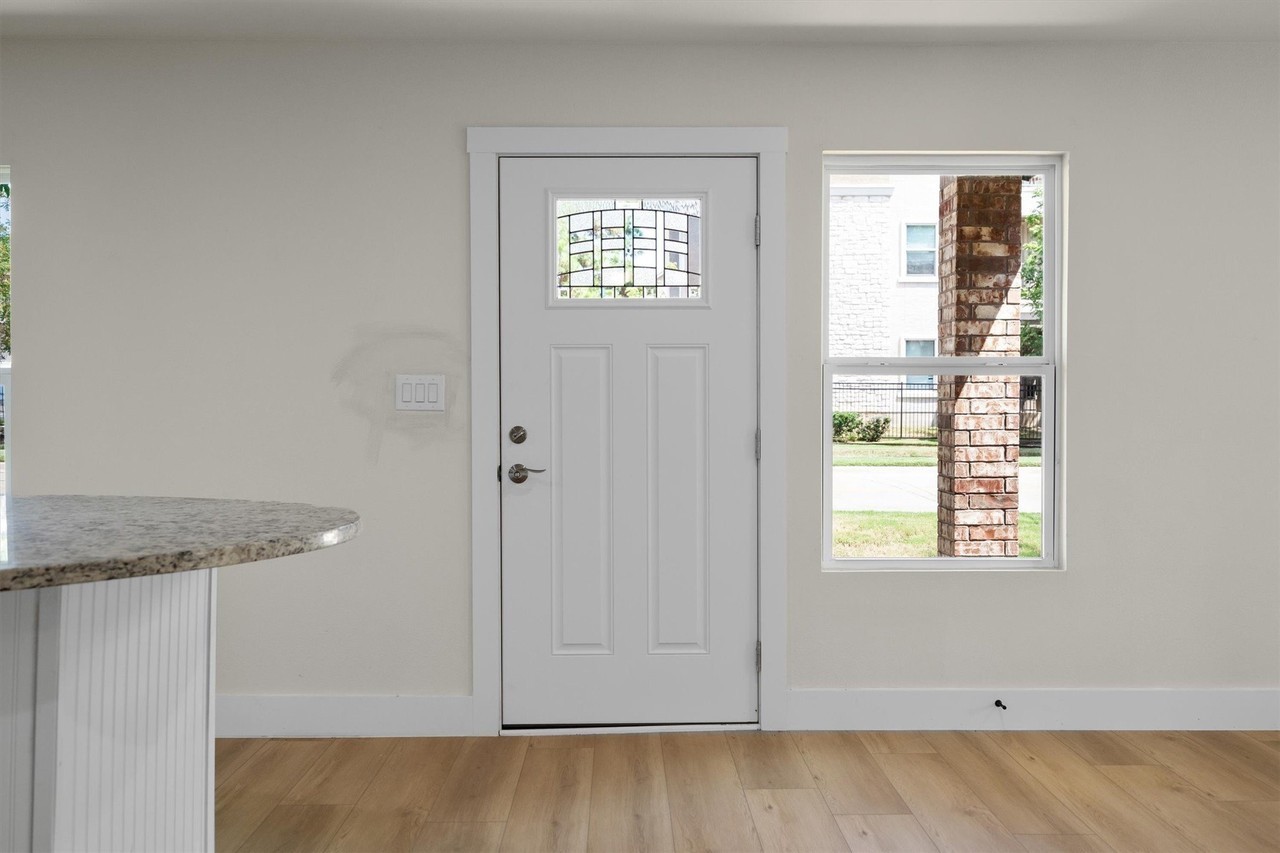 112 Inman St - Photo 6 of 36