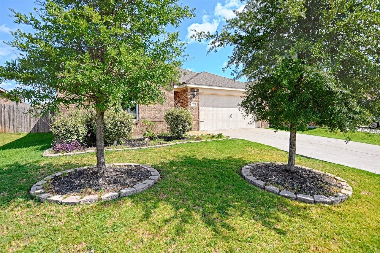 129 Lamont Rd - Photo 4 of 40