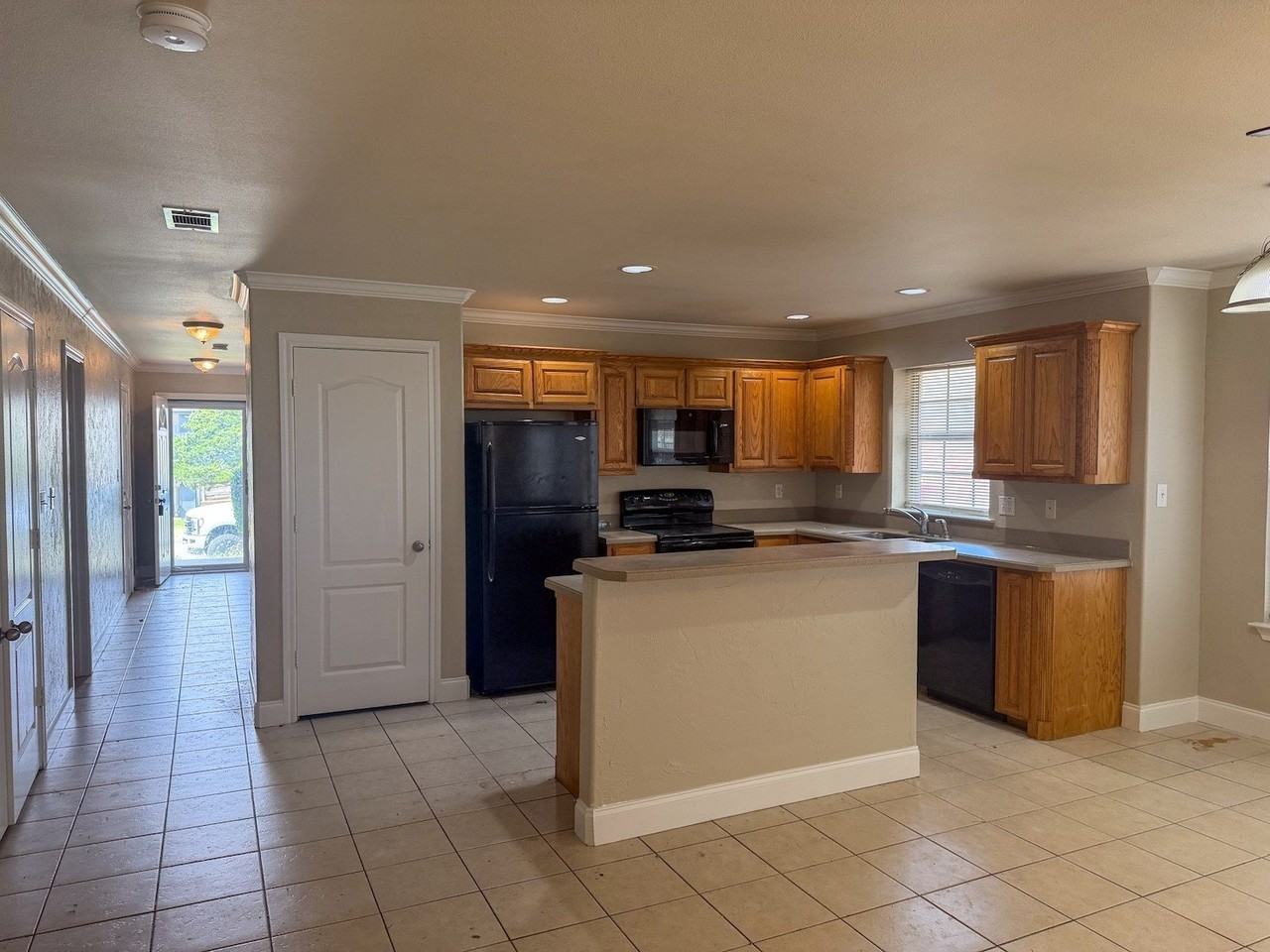 1611 Park Pl - Photo 2 of 18