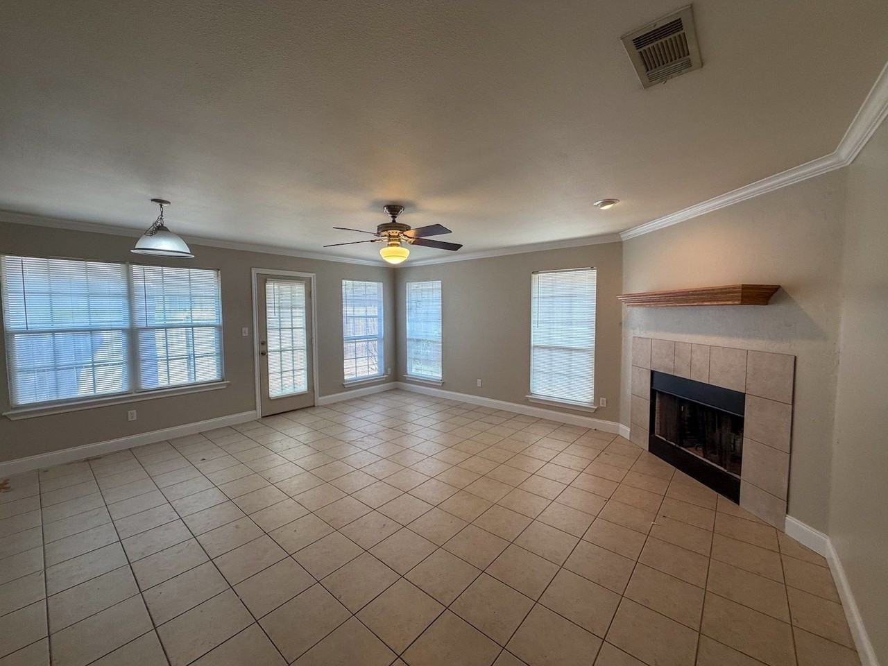 1611 Park Pl - Photo 4 of 18