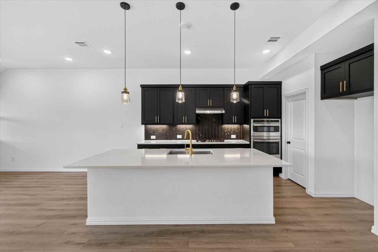 2307 Myrtle Way - Photo 3 of 20