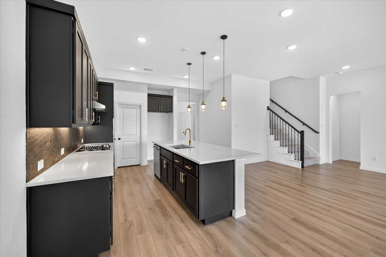 2307 Myrtle Way - Photo 4 of 20