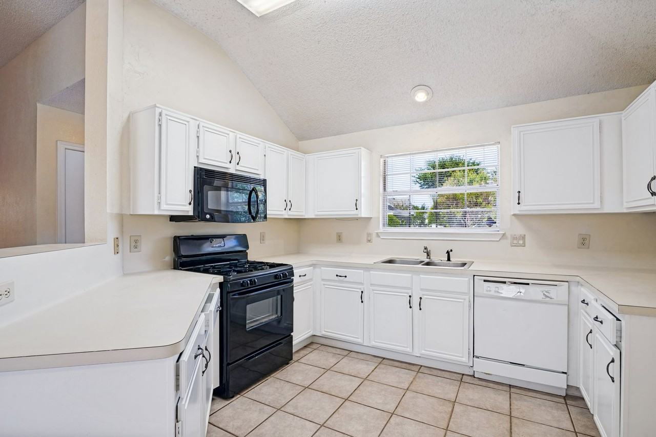 2230 Cedarwood Dr - Photo 5 of 12