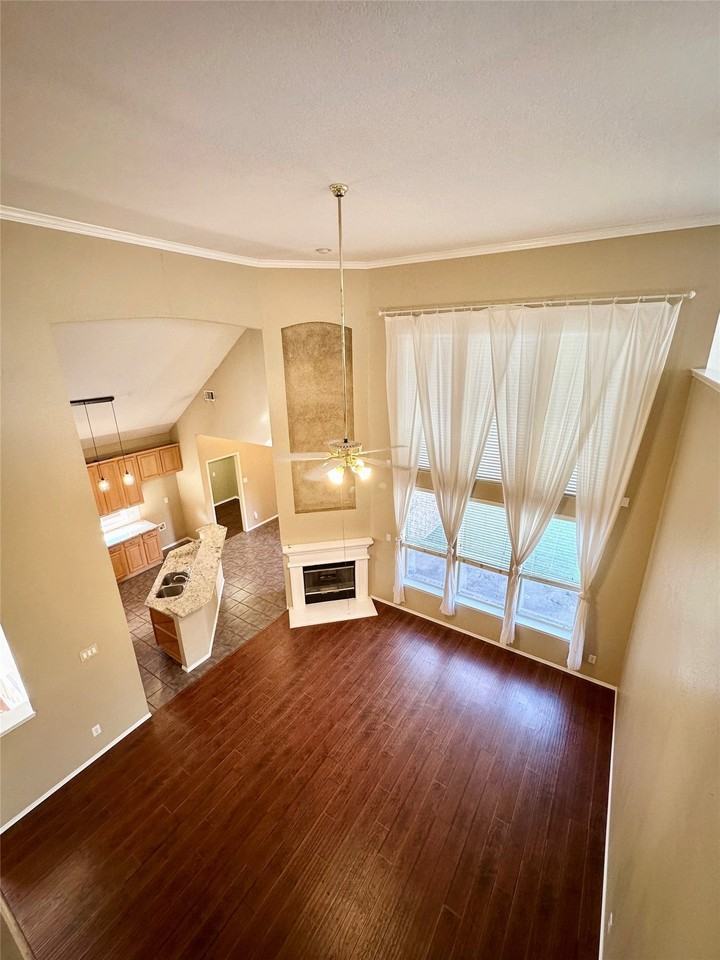 5828 Southmoor Ln - Photo 3 of 35