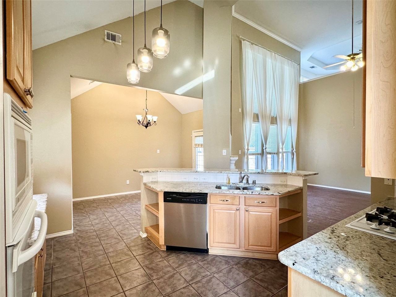5828 Southmoor Ln - Photo 4 of 35