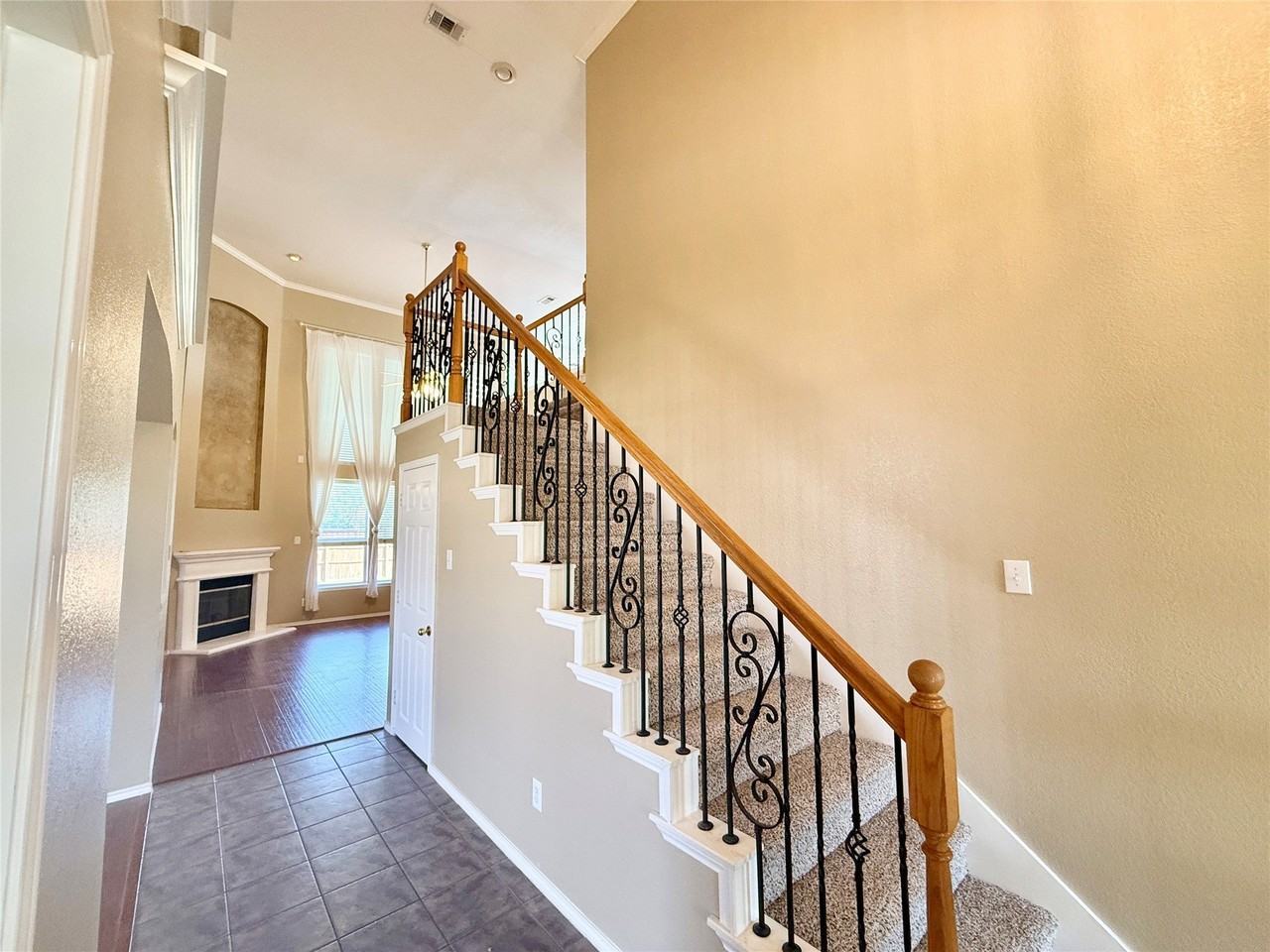5828 Southmoor Ln - Photo 5 of 35