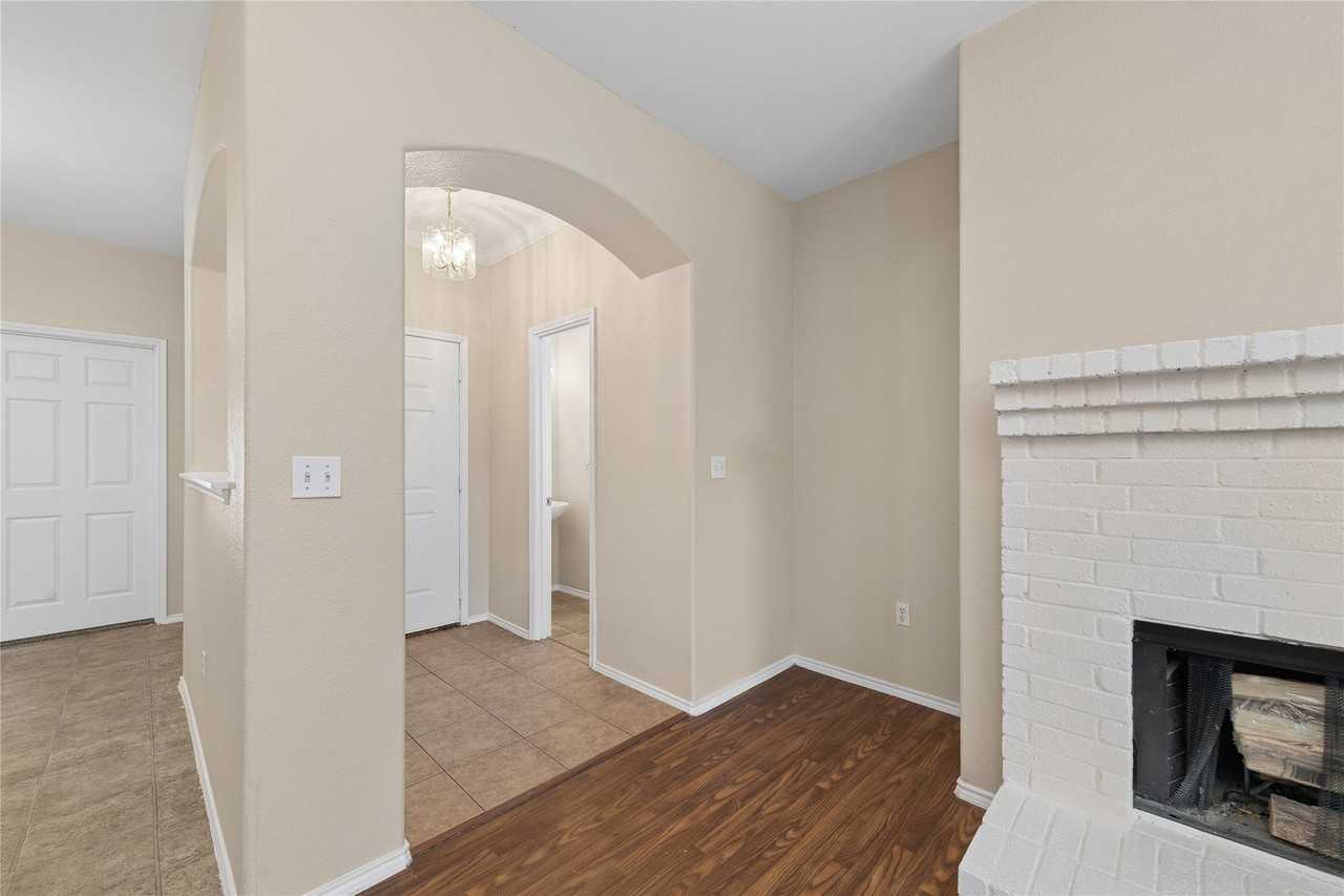240 Northwood Dr - Photo 4 of 33
