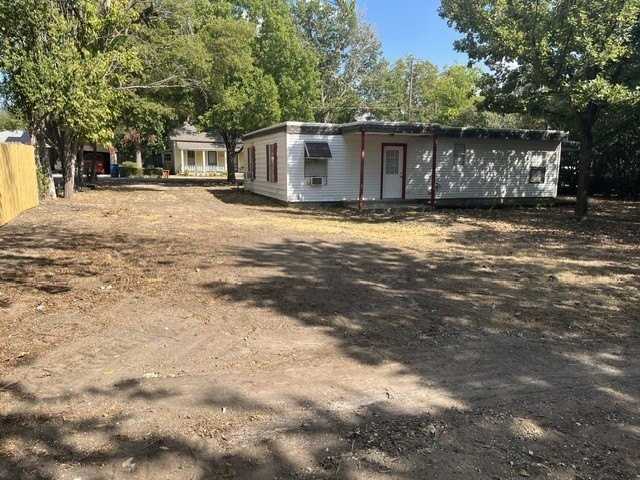 711 Hall St - Photo 4 of 23