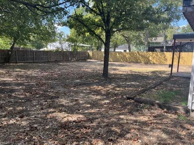 711 Hall St - Photo 5 of 23