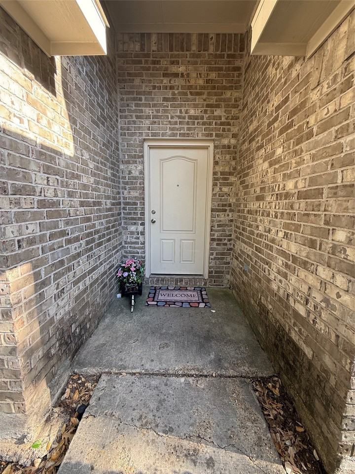 2034 Kings Forest Dr - Photo 2 of 14