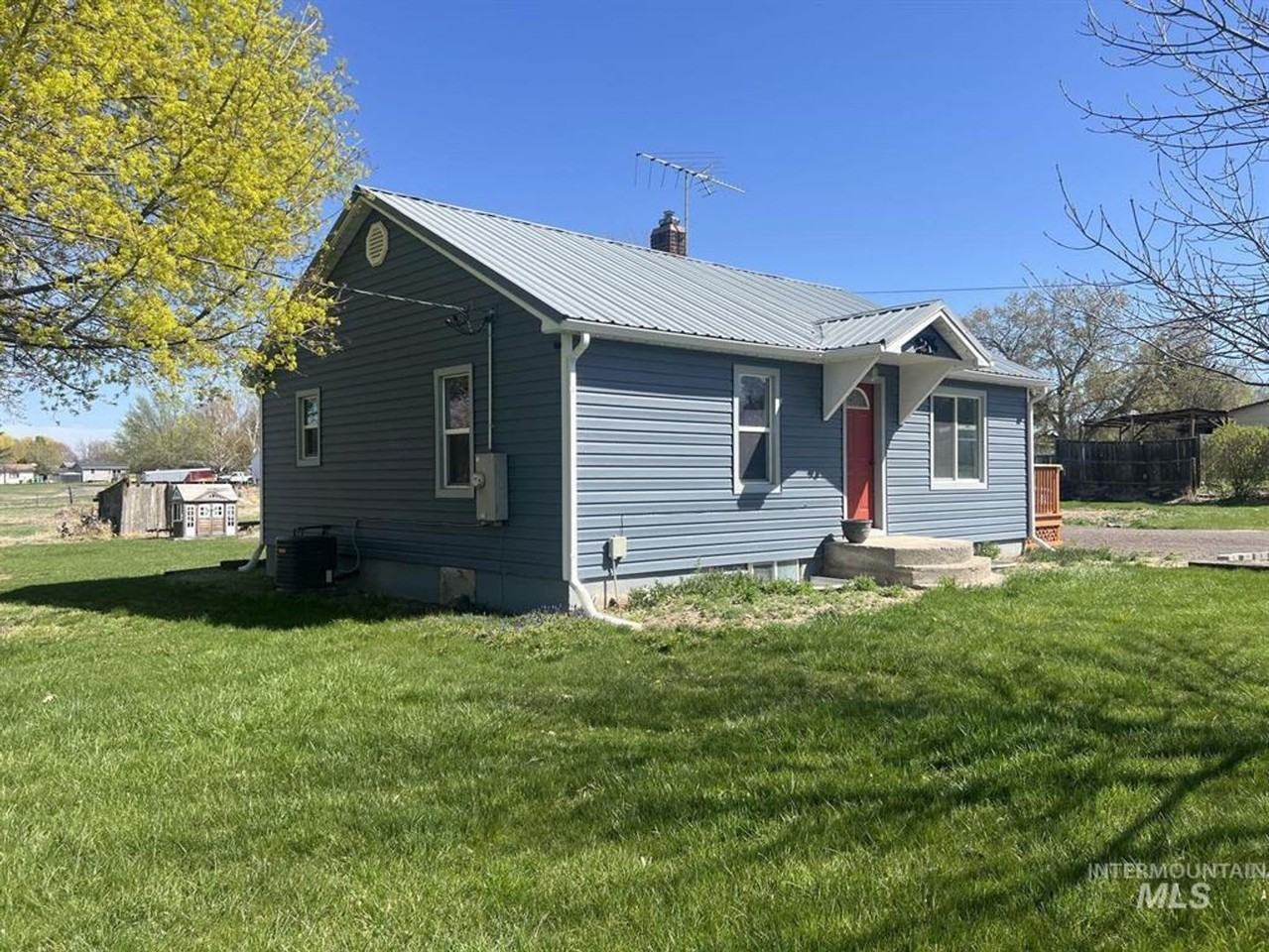 216 10th Ave E - Photo 2 of 13