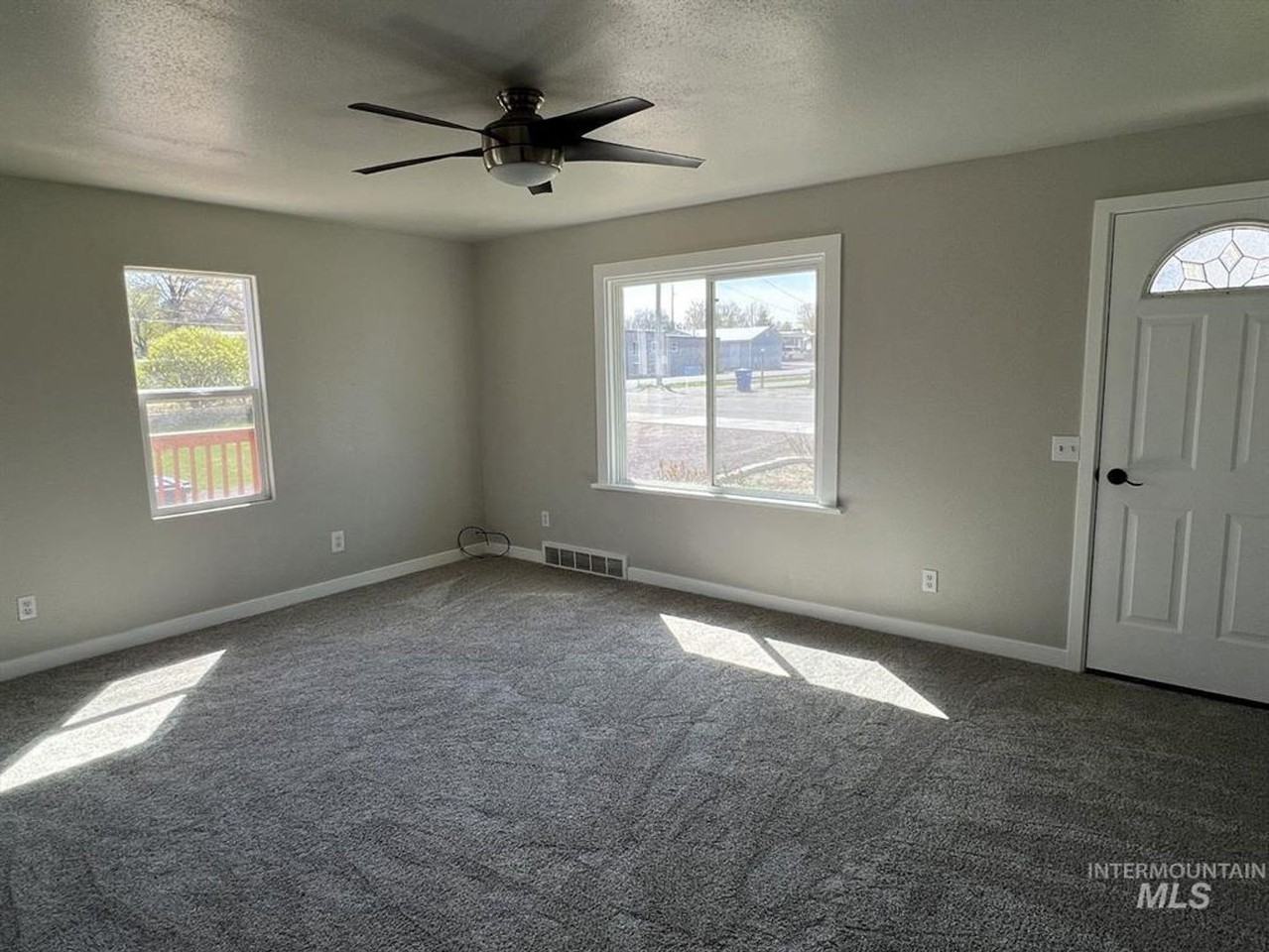 216 10th Ave E - Photo 5 of 13