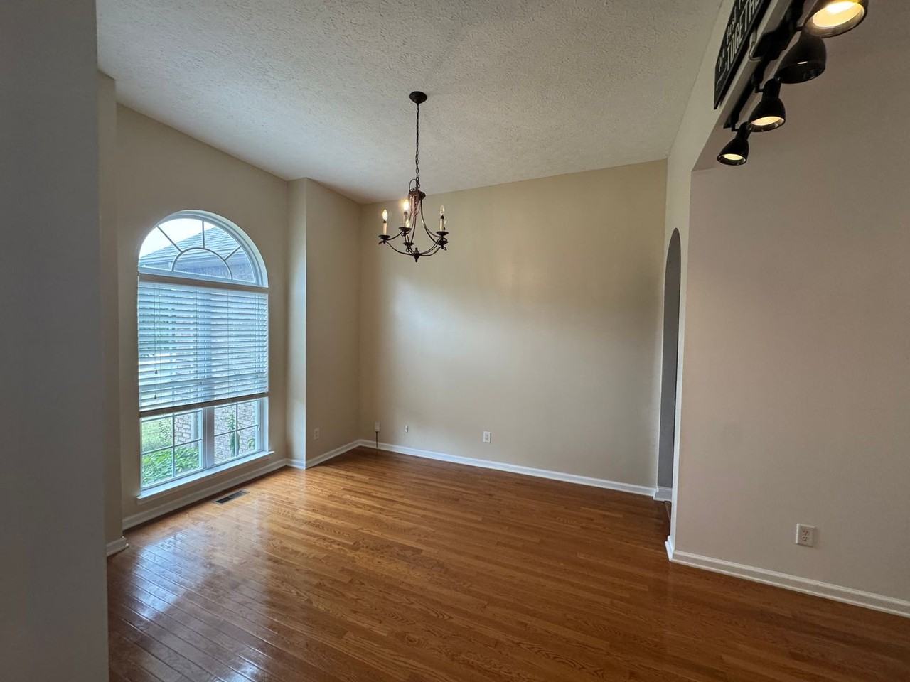 836 Ridgetop Dr - Photo 5 of 12
