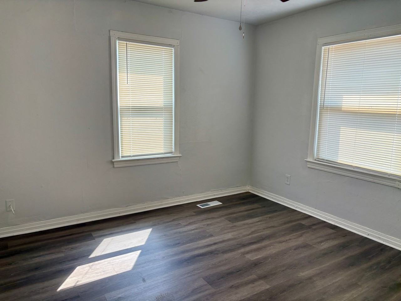 2316 Miramar Blvd - Photo 7 of 18