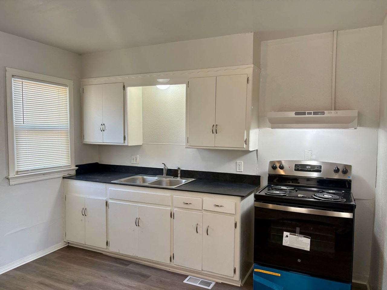 2316 Miramar Blvd - Photo 3 of 18