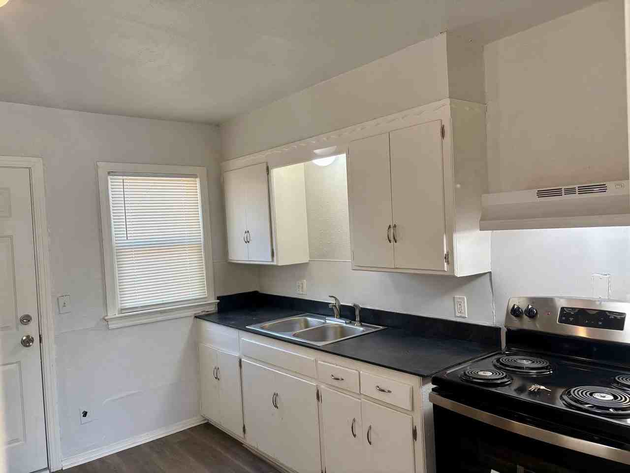 2316 Miramar Blvd - Photo 5 of 18