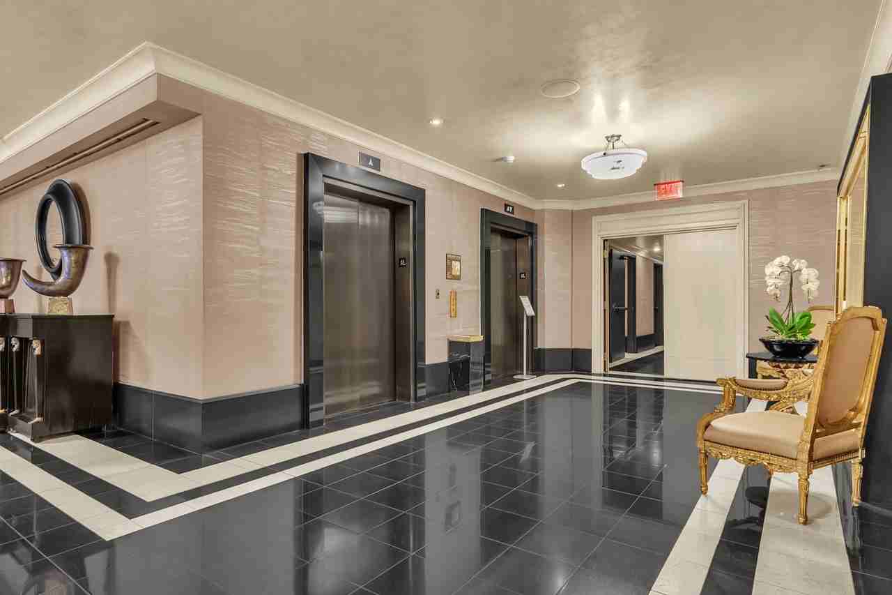 1645 Vine St - Photo 4 of 25
