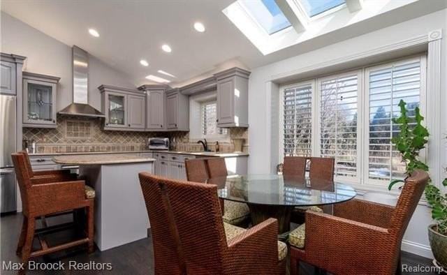 2880 Birchena Cres - Photo 4 of 14