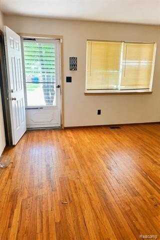 8064 Timken Ave - Photo 4 of 9