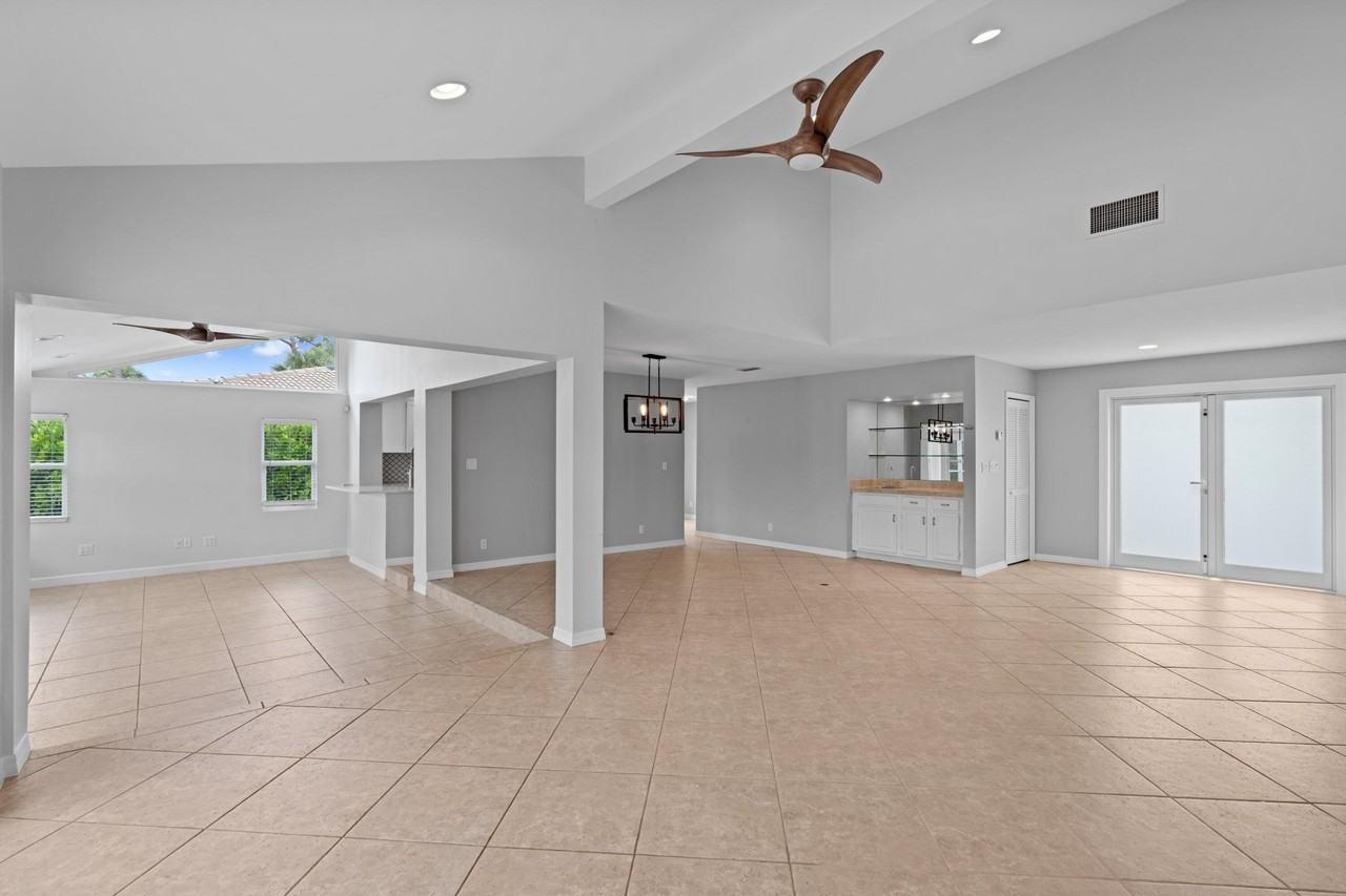925 Foxpointe Cir - Photo 6 of 21
