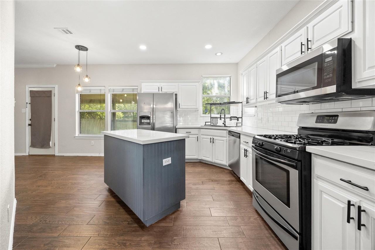 13217 Rochester Ln - Photo 7 of 30