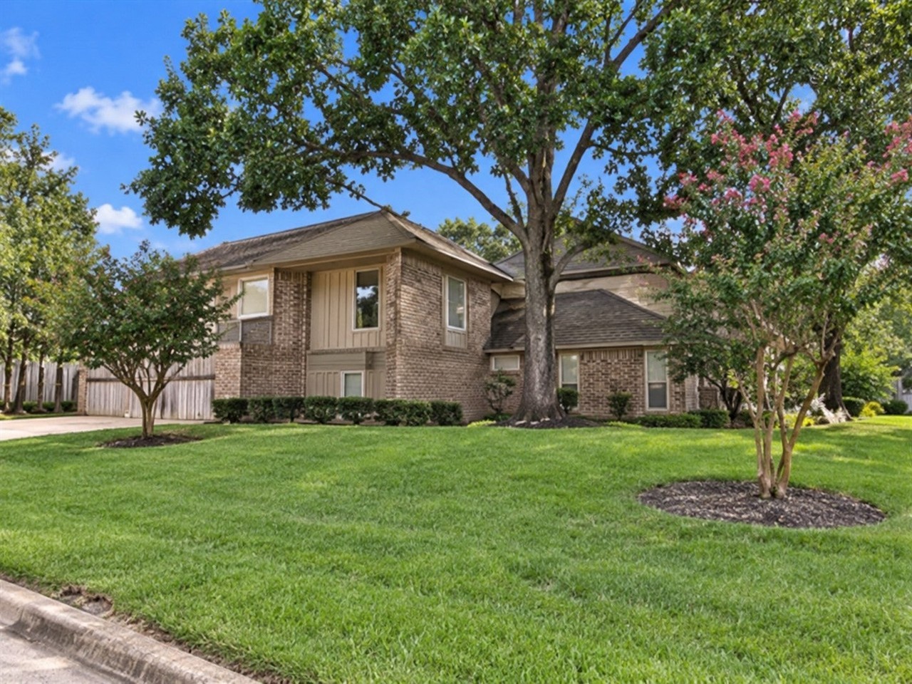 9203 Godstone Ln - Photo 3 of 38