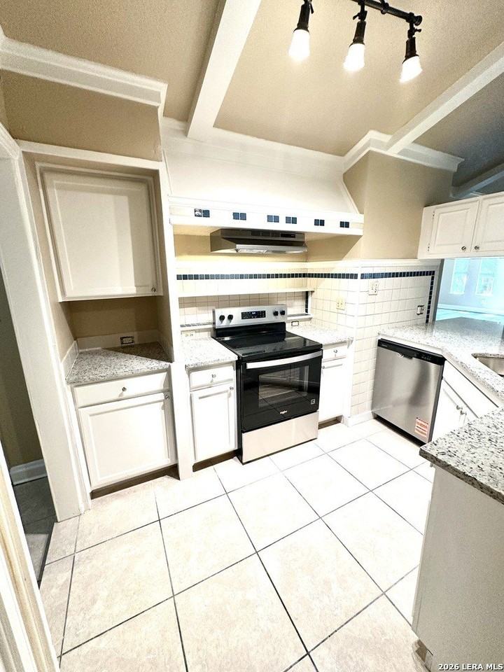 7019 Forest Moss St - Photo 3 of 35