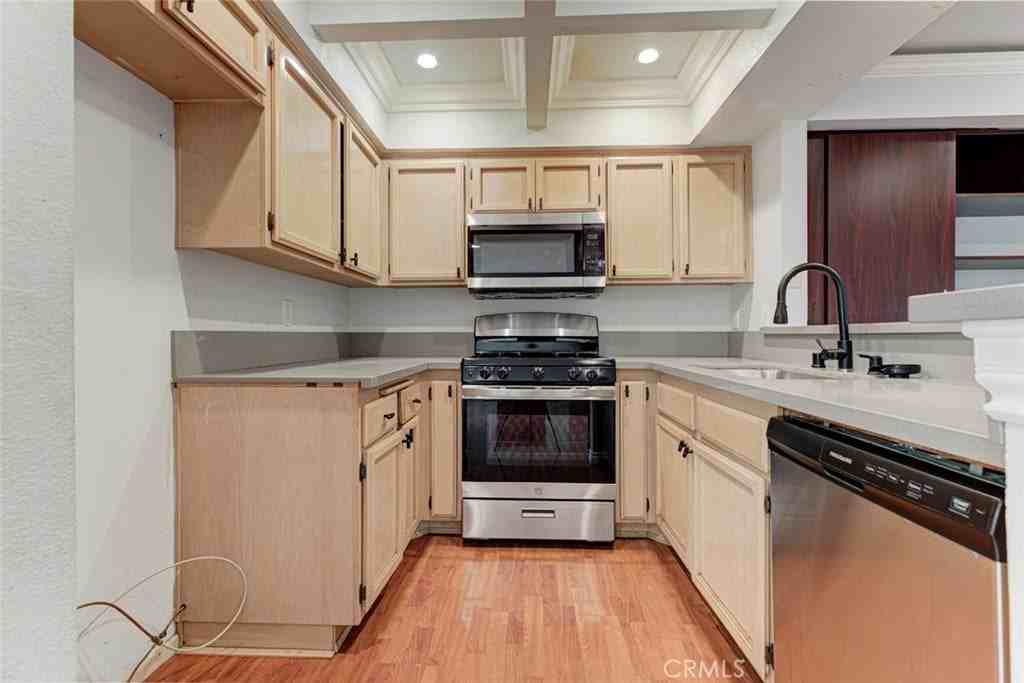 10119 Pinewood Ave - Photo 5 of 16