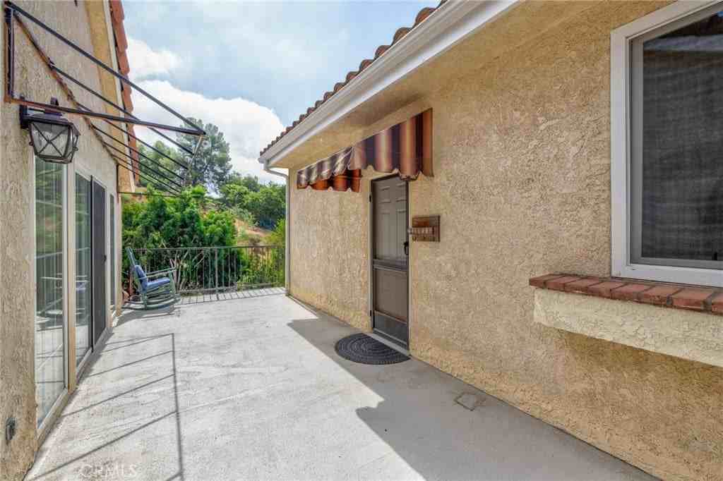 1410 Peppertree Dr - Photo 4 of 33