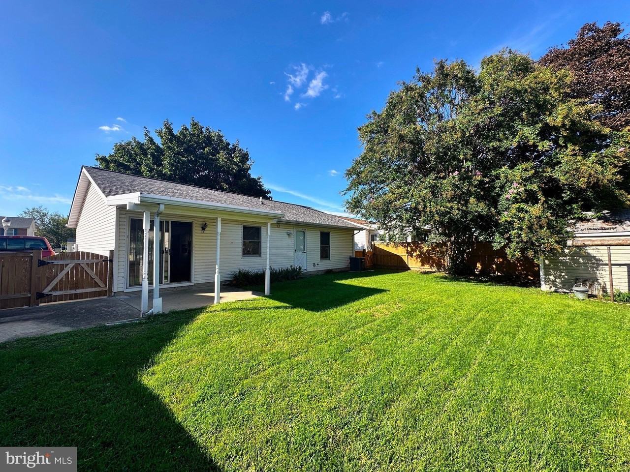 430 Banksia Dr - Photo 2 of 17