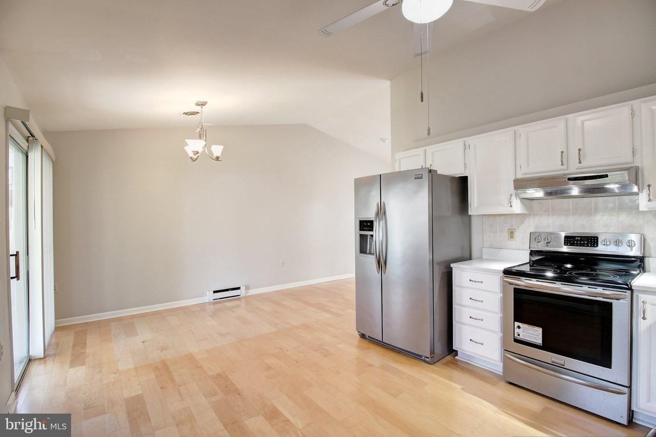 430 Banksia Dr - Photo 5 of 17