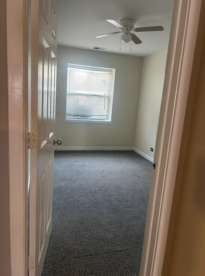 6538 S Kenwood Ave - Photo 6 of 9