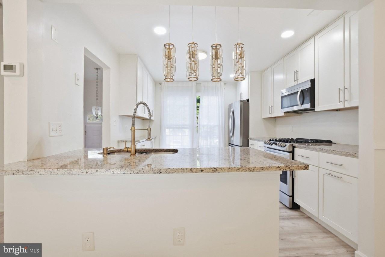 13231 Copland Ct - Photo 3 of 32
