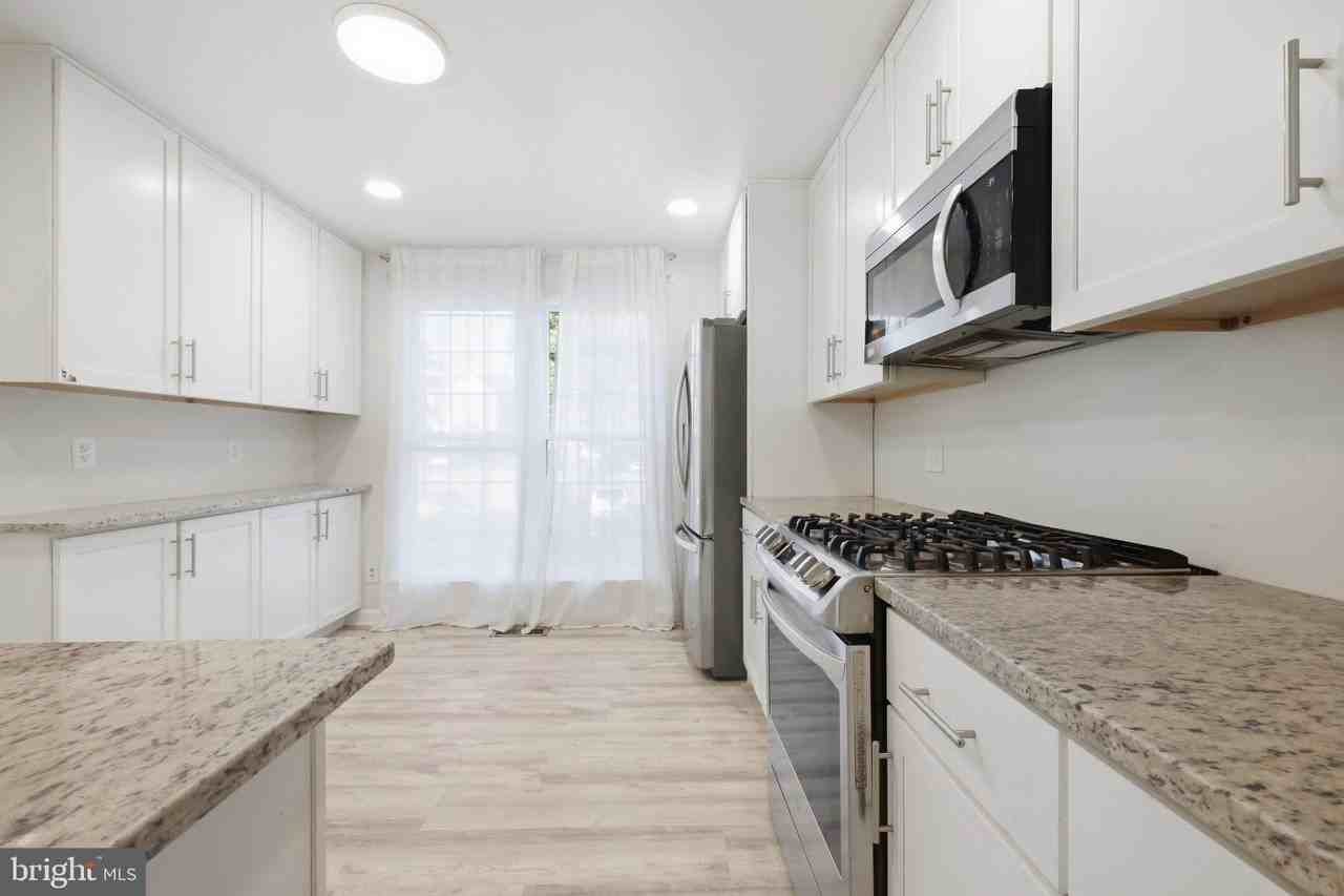 13231 Copland Ct - Photo 4 of 32