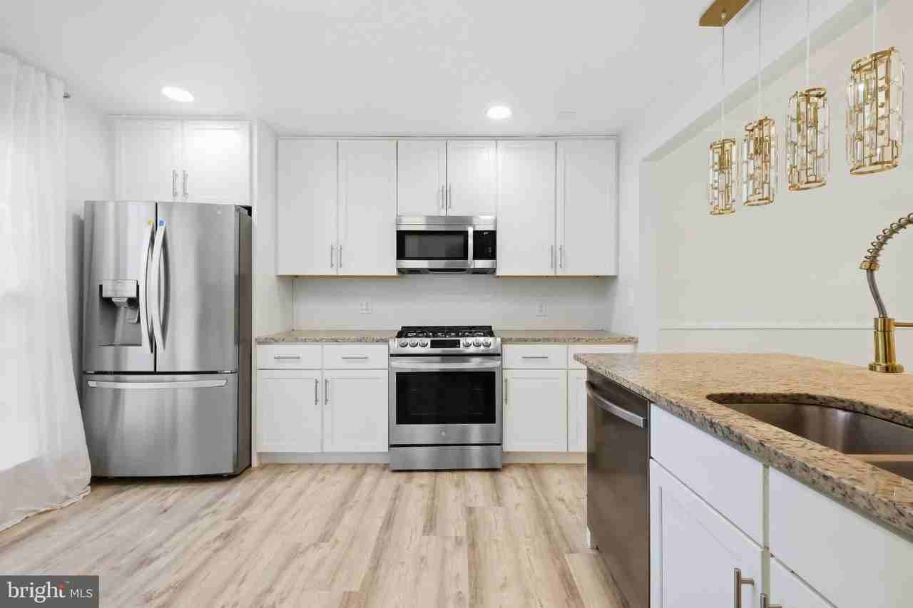 13231 Copland Ct - Photo 5 of 32