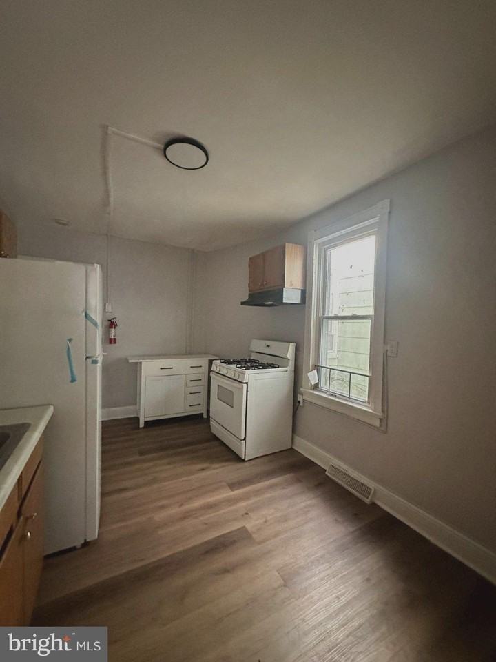 122 Exton Ave - Photo 5 of 9