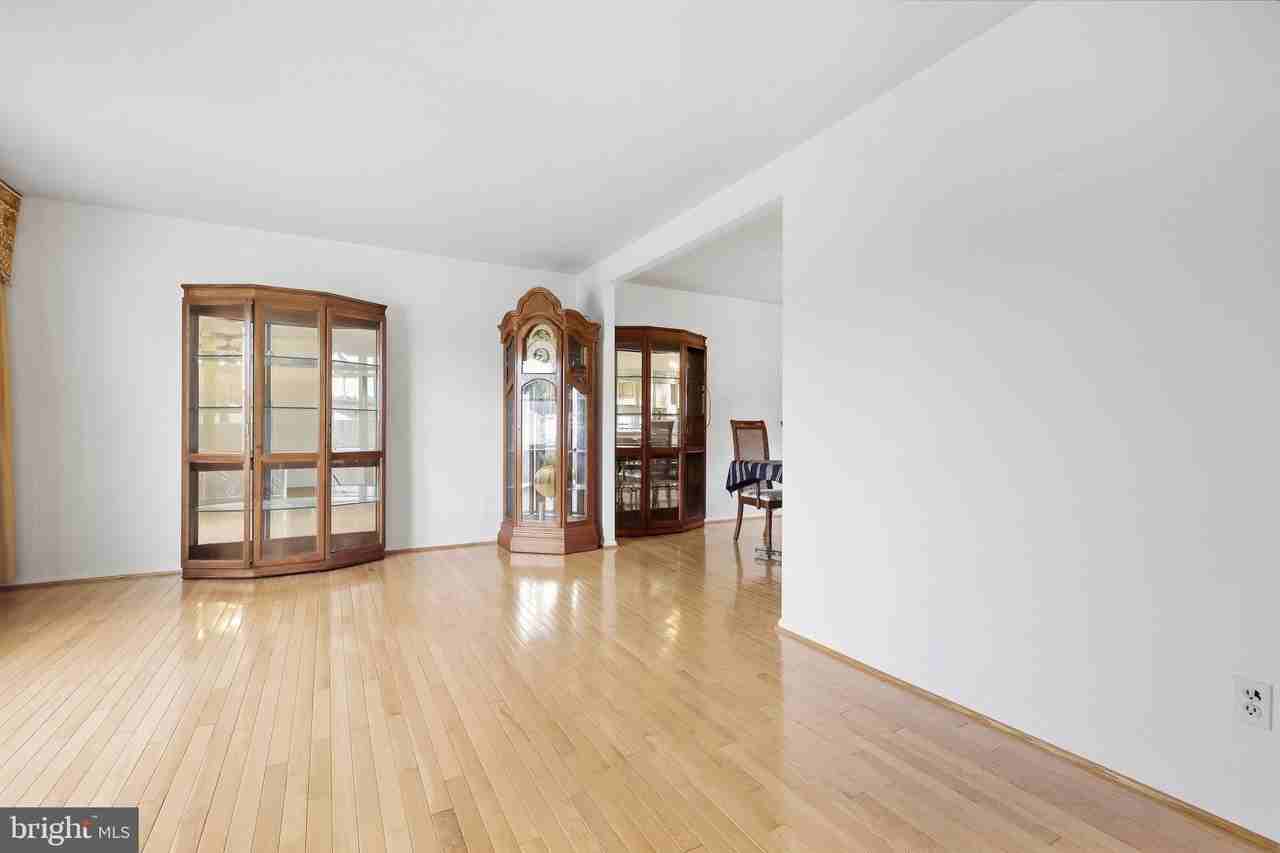 3242 Parkview Dr - Photo 3 of 31