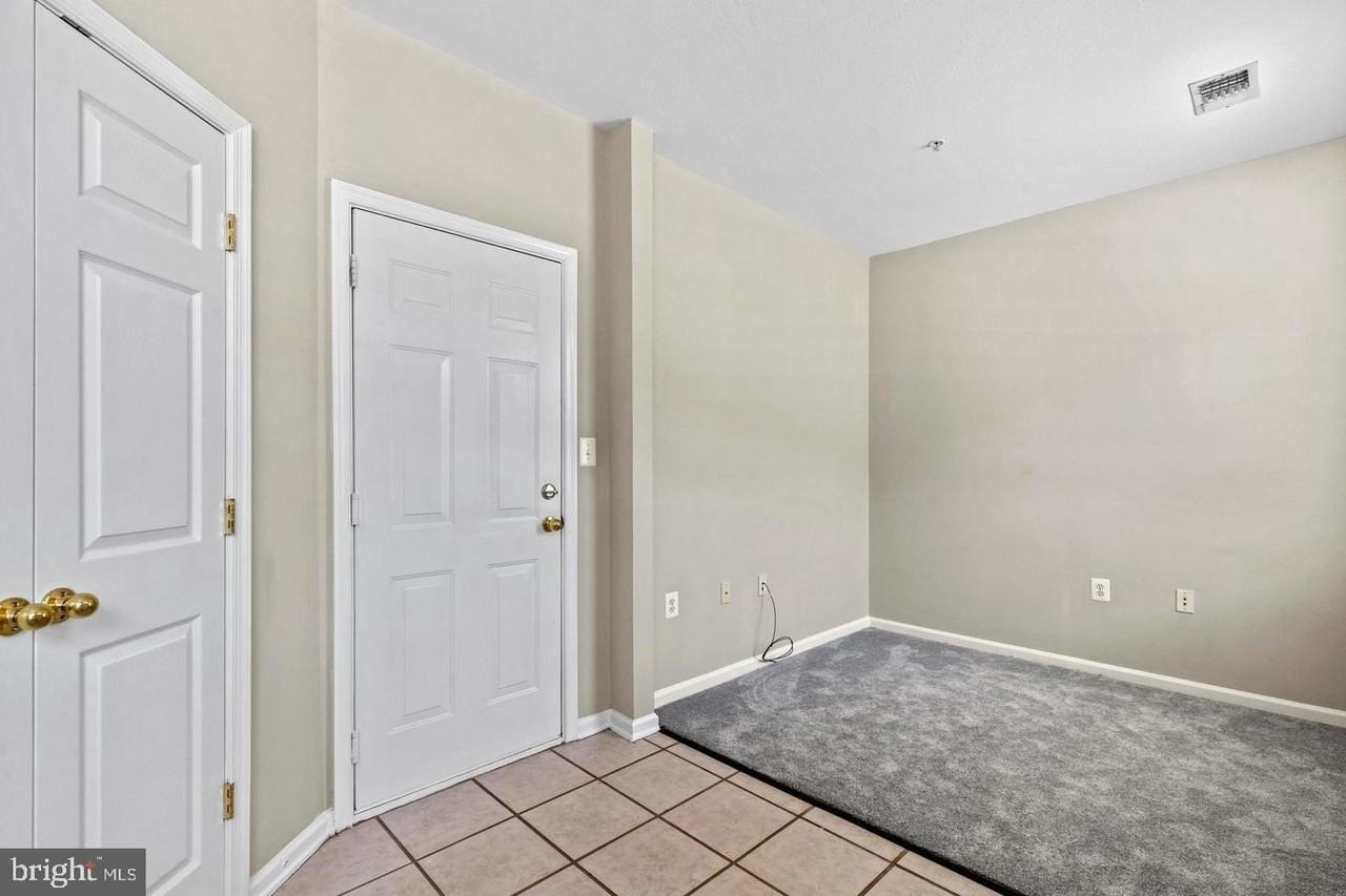 21844 Kelsey Sq - Photo 3 of 42