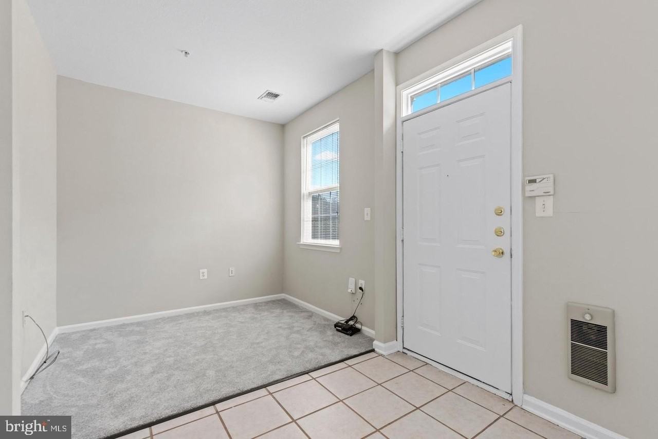 21844 Kelsey Sq - Photo 5 of 42