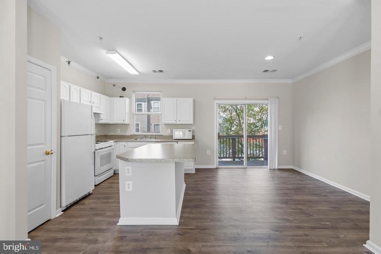 21844 Kelsey Sq - Photo 6 of 42